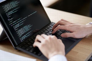 業務で使うプログラミング言語1位は「Java」、今後取得したい言語1位は？