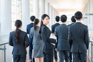 職場の人間関係を改善できた方法、第1位は？