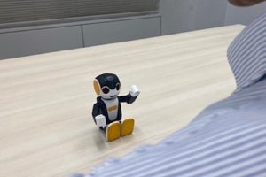 KDDI、シャープら、介護人材不足解消に向けた対話AI搭載型ロボットによる介護実証