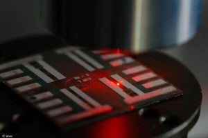 imec、有機ELより1000倍明るい光を発するペロブスカイトLEDを開発