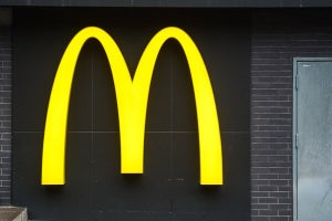 マクドナルド、レジ袋を有料化‐2030年までに温室効果ガス排出量50%削減へ