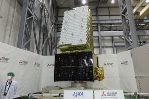 JAXAの「だいち4号」(ALOS-4)の機体が公開、従来より4倍の観測幅を実現！