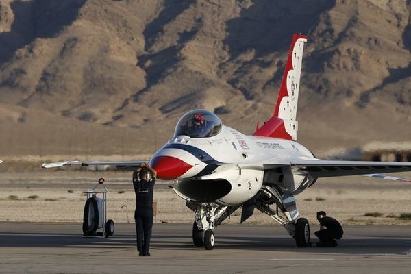 航空機の技術とメカニズムの裏側 第148回 地上での飛行機のハンドリング(4)地上での飛行機の誘導