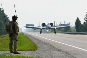 航空機の技術とメカニズムの裏側 第325回 滑走路と飛行甲板(3)戦地にまつわる滑走路あれこれ