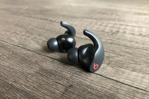 シリコンバレー101 第904回 日本未発売の「Beats Fit Pro」を使ってみて実感、「b」ブランドの価値