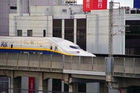 知ってる人だけ得をする! ビジネスお役立ち交通情報 第32回 飛行機・列車・バスの2階建て車両、1階席と2階席のどちらがオススメ?